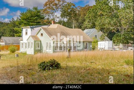 vieille maison envahie et négligée dans amgansett, ny Banque D'Images