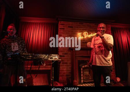 Rodney P et DJ Skitz avec le soutien de DjNikNak se produiront au Domino le mardi 24 octobre. En collaboration Hennessy Banque D'Images