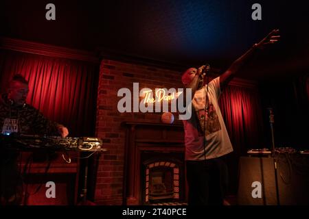 Rodney P et DJ Skitz avec le soutien de DjNikNak se produiront au Domino le mardi 24 octobre. En collaboration Hennessy Banque D'Images