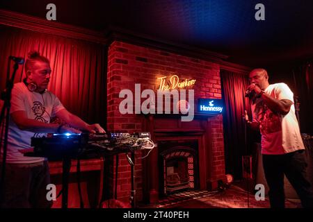 Rodney P et DJ Skitz avec le soutien de DjNikNak se produiront au Domino le mardi 24 octobre. En collaboration Hennessy Banque D'Images