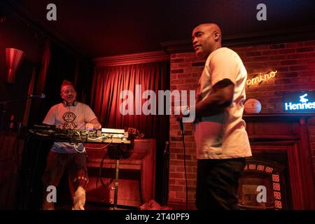 Rodney P et DJ Skitz avec le soutien de DjNikNak se produiront au Domino le mardi 24 octobre. En collaboration Hennessy Banque D'Images