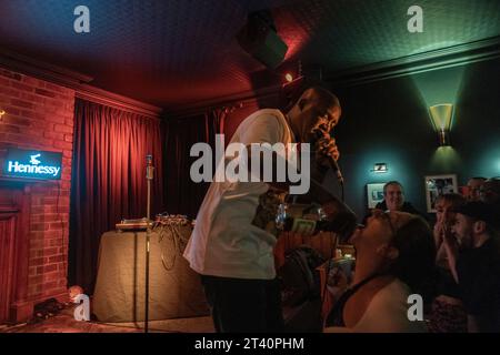 Rodney P et DJ Skitz avec le soutien de DjNikNak se produiront au Domino le mardi 24 octobre. En collaboration Hennessy Banque D'Images