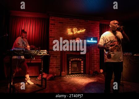 Rodney P et DJ Skitz avec le soutien de DjNikNak se produiront au Domino le mardi 24 octobre. En collaboration Hennessy Banque D'Images