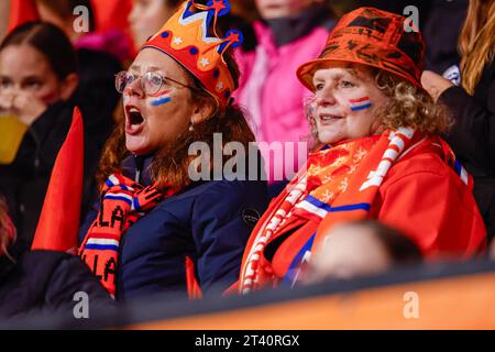 Nijmegen, pays-Bas. 27 octobre 2023. NIJMEGEN, PAYS-BAS - 27 OCTOBRE : supporters et supporters des pays-Bas lors de l'UEFA Nations League Women 2023/24 League un match du Groupe 1 entre les néerlandaises et les écossaises féminines au Goffertstadion le 27 octobre 2023 à Nijmegen, pays-Bas. (Photo Broer van den Boom/Orange Pictures) crédit : Orange pics BV/Alamy Live News Banque D'Images