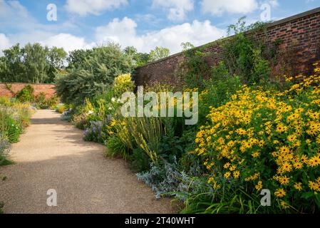 Bordure herbacée dans le jardin clos de RHS Bridgewater, Worsley, Manchester, Angleterre. Banque D'Images