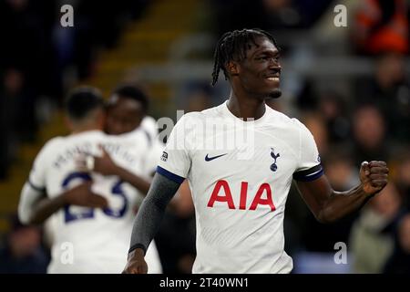 Yves Bissouma de Tottenham Hotspur célèbre son propre but de Joel Ward de Crystal Palace lors du match de Premier League à Selhurst Park, Londres. Date de la photo : Vendredi 27 octobre 2023. Banque D'Images