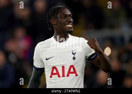 Yves Bissouma de Tottenham Hotspur célèbre son propre but de Joel Ward de Crystal Palace lors du match de Premier League à Selhurst Park, Londres. Date de la photo : Vendredi 27 octobre 2023. Banque D'Images