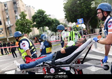 (231027) -- TEL AVIV, 27 octobre 2023 (Xinhua) -- Un homme blessé lors d'une attaque à la roquette depuis Gaza est transféré à un hôpital de tel Aviv, Israël, le 27 octobre 2023. Les Forces de défense israéliennes (FDI) étendent leurs opérations terrestres à Gaza vendredi soir, dans la continuité de l’offensive menée ces derniers jours, a déclaré le porte-parole de FDI Daniel Hagari. Pendant ce temps, des factions palestiniennes armées ont tiré des roquettes sur des villes israéliennes en représailles, selon les médias israéliens. (Tomer Neuberg/JINI via Xinhua) Banque D'Images