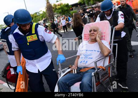 (231027) -- TEL AVIV, 27 octobre 2023 (Xinhua) -- Un homme blessé lors d'une attaque à la roquette depuis Gaza est transféré à un hôpital de tel Aviv, Israël, le 27 octobre 2023. Les Forces de défense israéliennes (FDI) étendent leurs opérations terrestres à Gaza vendredi soir, dans la continuité de l’offensive menée ces derniers jours, a déclaré le porte-parole de FDI Daniel Hagari. Pendant ce temps, des factions palestiniennes armées ont tiré des roquettes sur des villes israéliennes en représailles, selon les médias israéliens. (Tomer Neuberg/JINI via Xinhua) Banque D'Images