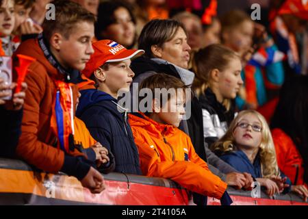 Nijmegen, pays-Bas. 27 octobre 2023. NIJMEGEN, PAYS-BAS - 27 OCTOBRE : supporters et supporters des pays-Bas lors de l'UEFA Nations League Women 2023/24 League un match du Groupe 1 entre les néerlandaises et les écossaises féminines au Goffertstadion le 27 octobre 2023 à Nijmegen, pays-Bas. (Photo Broer van den Boom/Orange Pictures) crédit : Orange pics BV/Alamy Live News Banque D'Images