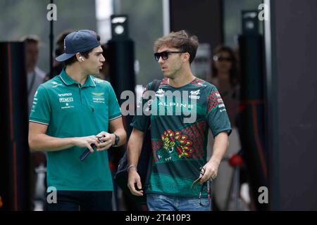 Mexico, Mexico, Mexique. 27 octobre 2023. A gauche lance Stroll (pilote Aston Martin) et à droite Pierre Gasly (pilote BWT-Alpine) arrivant pour la première journée d'essais avant le Grand Prix de Mexico 2023. (Image de crédit : © Luis E Salgado/ZUMA Press Wire) USAGE ÉDITORIAL SEULEMENT! Non destiné à UN USAGE commercial ! Banque D'Images