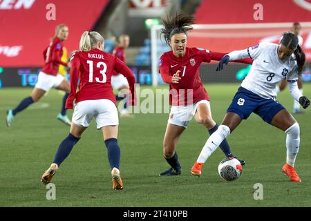 Oslo, Norvège 27 octobre 2023 Vilde BoE Rosa de Norvège Atletico de Madrid Femenino bataille avec Lea le Garrec de France et Fleury 91 fc lors du match du Groupe A2 de la Ligue nationale entre les femmes norvégiennes et les femmes françaises tenu à l'Ullevaal Stadion à Oslo, Norvège crédit: Nigel Waldron/Alamy Live News Banque D'Images
