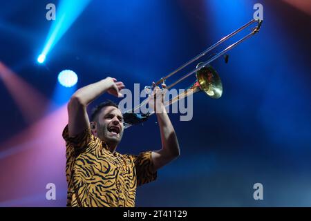 Madrid, Espagne. 27 octobre 2023. Miguelón Gracía du groupe la Pegatina se produit lors du concert au Wizcenter de Madrid, le 26 octobre 2023, Espagne (photo Oscar Gonzalez/Sipa USA) (photo Oscar Gonzalez/Sipa USA) crédit : SIPA USA/Alamy Live News Banque D'Images