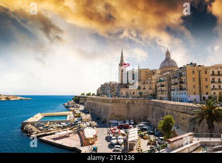 Belle vue panoramique sur la Valette à Malte au coucher du soleil Banque D'Images