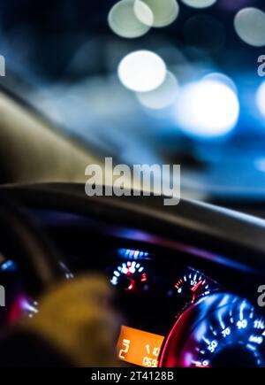 Lumières de tableau de bord de voiture moderne la nuit et fond flou abstrait Banque D'Images