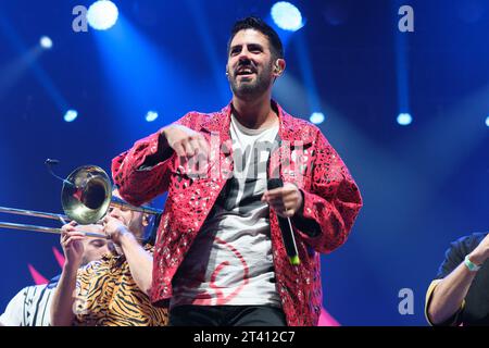 Madrid, Espagne. 27 octobre 2023. Ruben Sierra du groupe la Pegatina se produit lors du concert au Wizcenter de Madrid, le 26 octobre 2023, Espagne (photo Oscar Gonzalez/Sipa USA) (photo Oscar Gonzalez/Sipa USA) crédit : SIPA USA/Alamy Live News Banque D'Images