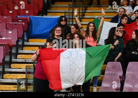 Salerne, Italie. 27 octobre 2023. Supporters de l'Italie lors du match de l'UEFA Women's Nations League entre l'Italie et l'Espagne au Stadio Arechi Salerne Italie le 27 octobre 2023. Crédit : Nicola Ianuale/Alamy Live News Banque D'Images