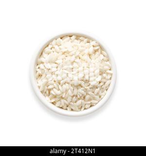 Riz Carnaroli dans un bol blanc sur fond blanc. Format carré. Vue de dessus. Banque D'Images