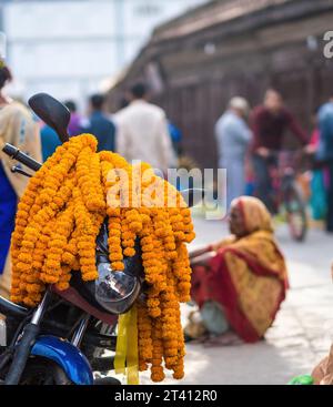 Culture traditionnelle guirlande colorée faite à partir de fleurs de marigod pour le rituel religieux sacré sur le marché népalais. Banque D'Images