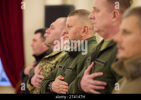 Kiev, Ukraine. 27 octobre 2023. Le commandant en chef des forces armées ukrainiennes Valeriy Zaluzhny, au centre, représente l'hymne national lors d'une cérémonie de l'ordre de l'étoile d'or pour les familles de héros au Palais Mariinsky, le 27 octobre 2023 à Kiev, en Ukraine. Crédit : Présidence ukrainienne/Bureau de presse présidentiel ukrainien/Alamy Live News Banque D'Images