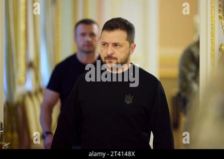 Kiev, Ukraine. 27 octobre 2023. Le président ukrainien Volodymyr Zelenskyy arrive pour une cérémonie afin de présenter aux familles des héros militaires l'ordre de l'étoile d'or lors d'une cérémonie au Palais Mariinsky, le 27 octobre 2023 à Kiev, en Ukraine. Crédit : Présidence ukrainienne/Bureau de presse présidentiel ukrainien/Alamy Live News Banque D'Images