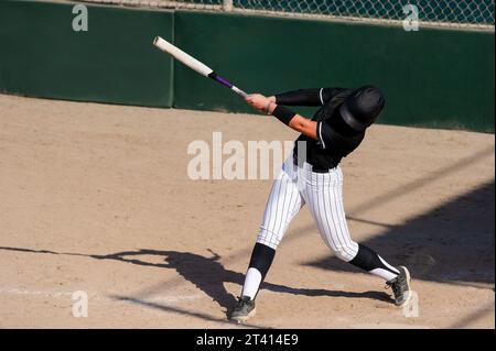 Un joueur de softball de baseball fait un pas dans le ballon Banque D'Images