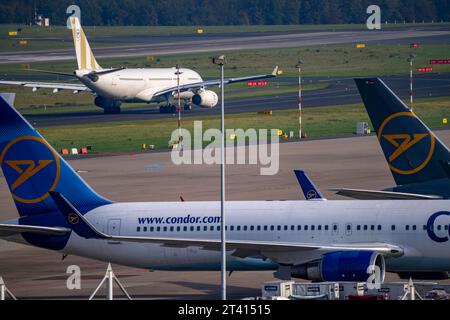 Flughafen Düsseldorf, NRW, Condor Airbus A330-200 auf dem Taxiway zum Start, Luftverkehr dus *** aéroport de Düsseldorf, NRW, Condor Airbus A330 200 sur la voie de décollage, trafic aérien dus crédit : Imago/Alamy Live News Banque D'Images