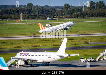 Flughafen Düsseldorf, NRW, Condor Airbus A321-200 beim Start, Eurowings Airbus auf parkposition Luftverkehr dus *** Airport Düsseldorf, NRW, Condor Airbus A321 200 au décollage, Eurowings Airbus au parking trafic aérien dus crédit : Imago/Alamy Live News Banque D'Images