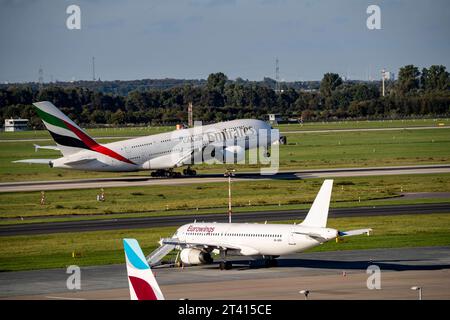 Flughafen Düsseldorf, Emirates Airbus A380-800 beim départ Luftverkehr dus *** aéroport de Düsseldorf, Emirates Airbus A380 800 au décollage du trafic aérien dus crédit : Imago/Alamy Live News Banque D'Images