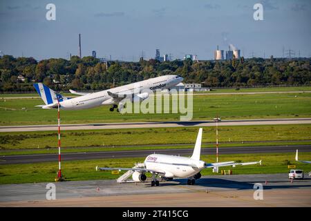 Flughafen Düsseldorf, NRW, Condor Airbus A330-200 beim Start, Eurowings Airbus auf parkposition, Industriekulisse von Duisburg, HKM Stahlwerk, Luftverkehr dus *** aéroport de Düsseldorf, NRW, Condor Airbus A330 200 au décollage, Eurowings Airbus en position de stationnement, paysage industriel de Duisburg, aciérie HKM, trafic aérien dus crédit en direct : Imago/Alamy Banque D'Images