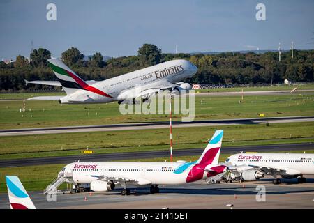 Flughafen Düsseldorf, Emirates Airbus A380-800 beim départ Luftverkehr dus *** aéroport de Düsseldorf, Emirates Airbus A380 800 au décollage du trafic aérien dus crédit : Imago/Alamy Live News Banque D'Images