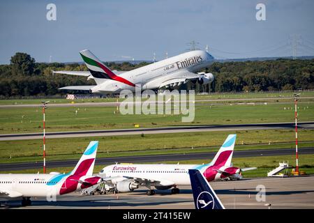 Flughafen Düsseldorf, Emirates Airbus A380-800 beim départ Luftverkehr dus *** aéroport de Düsseldorf, Emirates Airbus A380 800 au décollage du trafic aérien dus crédit : Imago/Alamy Live News Banque D'Images