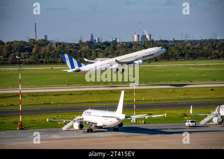 Flughafen Düsseldorf, NRW, Condor Airbus A330-200 beim Start, Eurowings Airbus auf parkposition, Industriekulisse von Duisburg, HKM Stahlwerk, Luftverkehr dus *** aéroport de Düsseldorf, NRW, Condor Airbus A330 200 au décollage, Eurowings Airbus en position de stationnement, paysage industriel de Duisburg, aciérie HKM, trafic aérien dus crédit en direct : Imago/Alamy Banque D'Images