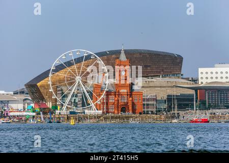 Cardiff Bay, y compris le Cardfiff Eye, le Wales Millennium Centre, le Pierhead Building et le Senedd, pays de Galles du Sud Banque D'Images