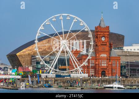 Cardiff Bay, y compris le Cardfiff Eye, le Wales Millennium Centre, le Pierhead Building et le Senedd, pays de Galles du Sud Banque D'Images