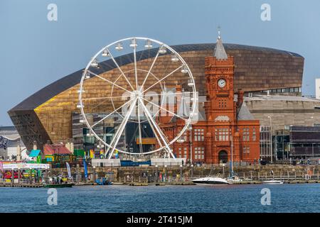 Cardiff Bay, y compris le Cardfiff Eye, le Wales Millennium Centre, le Pierhead Building et le Senedd, pays de Galles du Sud Banque D'Images