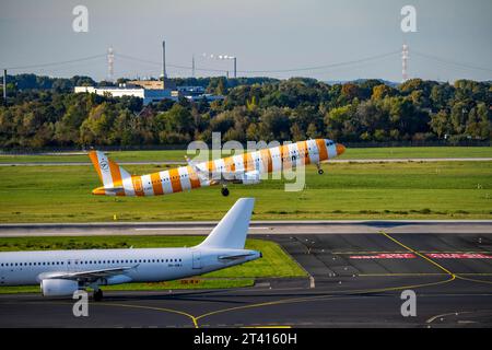 Flughafen Düsseldorf, NRW, Condor Airbus A321-200 beim Start, Aviation Express Malta Airbus A320-200 auf dem Taxiway, Luftverkehr dus *** aéroport de Düsseldorf, NRW, Condor Airbus A321 200 au décollage, Aviation Express Malta Airbus A320 200 au taxiway, trafic aérien dus crédit : Imago/Alamy Live News Banque D'Images