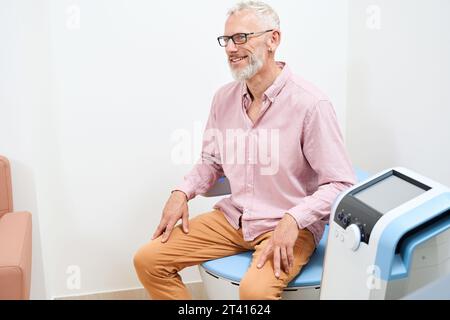 Patient subissant une procédure de physiothérapie pour stimuler les muscles du plancher pelvien Banque D'Images