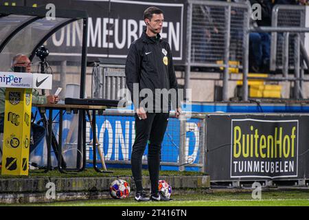 Breda, pays-Bas. 27 octobre 2023. BREDA, PAYS-BAS - OCTOBRE 27 : quatrième officiel Luc Tissingh lors du match néerlandais Keuken Kampioen Divisie entre NAC Breda et Helmond Sport au Rat Verlegh Stadion le 27 octobre 2023 à Breda, pays-Bas. (Photo de Gabriel Calvino Alonso/Orange Pictures) crédit : Orange pics BV/Alamy Live News Banque D'Images