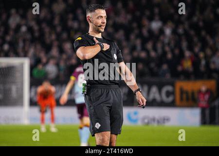 Breda, pays-Bas. 27 octobre 2023. BREDA, PAYS-BAS - OCTOBRE 27 : arbitre Marc Nagtegaal lors du match néerlandais de Keuken Kampioen Divisie entre NAC Breda et Helmond Sport au Rat Verlegh Stadion le 27 octobre 2023 à Breda, pays-Bas. (Photo de Gabriel Calvino Alonso/Orange Pictures) crédit : Orange pics BV/Alamy Live News Banque D'Images