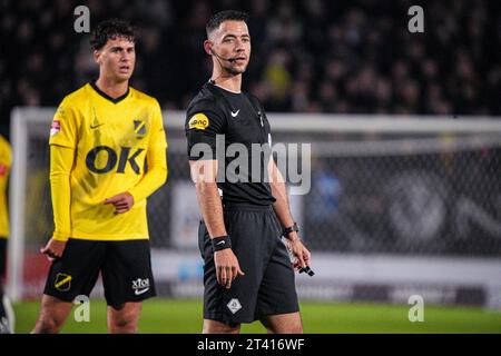 Breda, pays-Bas. 27 octobre 2023. BREDA, PAYS-BAS - OCTOBRE 27 : arbitre Marc Nagtegaal lors du match néerlandais de Keuken Kampioen Divisie entre NAC Breda et Helmond Sport au Rat Verlegh Stadion le 27 octobre 2023 à Breda, pays-Bas. (Photo de Gabriel Calvino Alonso/Orange Pictures) crédit : Orange pics BV/Alamy Live News Banque D'Images