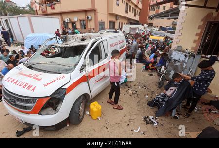 Palestiniens, assis sur le sol près d’une ambulance endommagée, alors qu’ils prennent part aux prières du vendredi midi dans l’allée de l’entrée d’urgence de l’hôpital Nasser à Khan Yunis, dans le sud de la bande de Gaza, au milieu des combats en cours entre Israël et le groupe palestinien Hamas. Des milliers de civils, Palestiniens et Israéliens, sont morts depuis le 7 octobre 2023, après que des militants palestiniens du Hamas basés dans la bande de Gaza sont entrés dans le sud d’Israël dans une attaque sans précédent déclenchant une guerre déclarée par Israël au Hamas avec des bombardements de représailles sur Gaza. (Photo de Ahmed Zakot/SOPA Images/SIP Banque D'Images