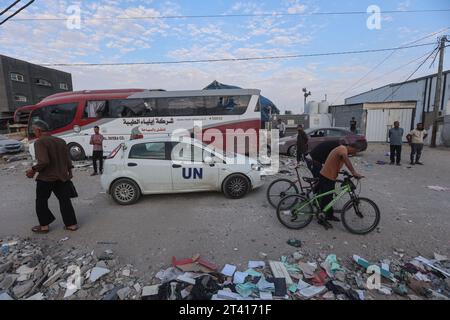 Palestiniens, assis sur le sol près d’une ambulance endommagée, alors qu’ils prennent part aux prières du vendredi midi dans l’allée de l’entrée d’urgence de l’hôpital Nasser à Khan Yunis, dans le sud de la bande de Gaza, au milieu des combats en cours entre Israël et le groupe palestinien Hamas. Des milliers de civils, Palestiniens et Israéliens, sont morts depuis le 7 octobre 2023, après que des militants palestiniens du Hamas basés dans la bande de Gaza sont entrés dans le sud d’Israël dans une attaque sans précédent déclenchant une guerre déclarée par Israël au Hamas avec des bombardements de représailles sur Gaza. (Photo de Ahmed Zakot/SOPA Images/SIP Banque D'Images