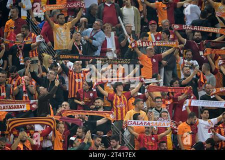 ISTANBUL - les supporters de Galatasaray lors du match de Super LIG turc entre Galatasaray AS et Besiktas AS au Rams Global Stadium le 21 octobre 2023 à Istanbul, Turquie. ANP | Hollandse Hoogte | GERRIT VAN COLOGNE Banque D'Images