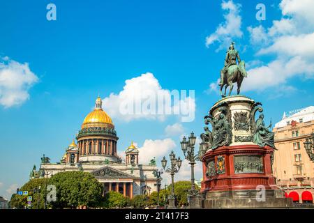 Le magnifique St. Cathédrale d'Isaac et le monument à Nicolas Ier sur St. Isaac Square. St. Petersburg, Russie - 11 septembre 2023. Banque D'Images
