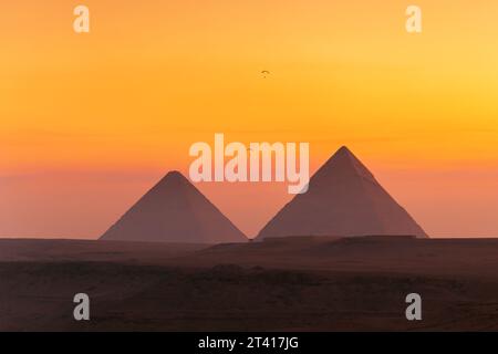 Les grandes Pyramides d'Egypte à l'aube. Paysage désertique, la seule merveille survivante du monde. Parapente au-dessus des pyramides. Banque D'Images