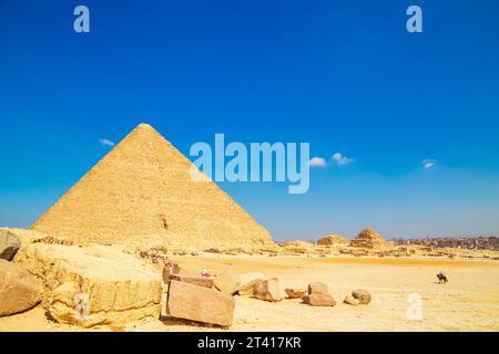 Grandes pyramides égyptiennes. La Pyramide de Khéops. Un paysage désertique, la seule merveille survivante du monde. Gizeh, Égypte - 16 octobre 2023. Banque D'Images