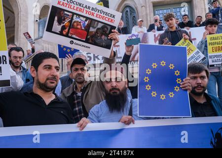 Istanbul, Turquie. 27 octobre 2023. Les manifestants brandissent des pancartes exprimant leur opinion pendant la manifestation. Après les prières du vendredi, les participants ont organisé une manifestation contre Israël devant la mosquée Taksim. Crédit : SOPA Images Limited/Alamy Live News Banque D'Images