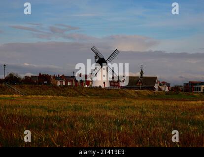 Une vue du célèbre moulin à vent blanc sur Lytham Green, Lytham St Annes, Lancashire, Royaume-Uni, Europe Banque D'Images