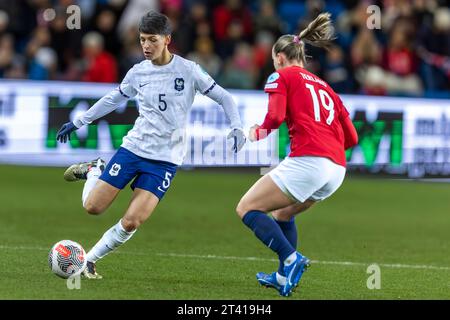 Oslo, Norvège 27 octobre 2023 Elisa de Almeida de France et le Paris Saint-Germain Feminin contrôlent le ballon lors du match du Groupe A2 de la Ligue nationale entre les femmes norvégiennes et les femmes françaises qui s'est tenu à l'Ullevaal Stadion à Oslo, Norvège crédit : Nigel Waldron/Alamy Live News Banque D'Images